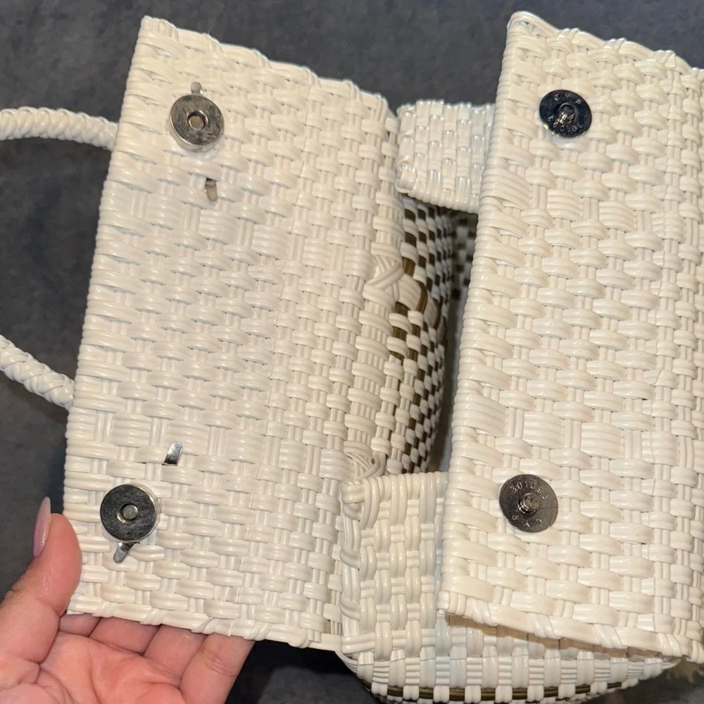 - SOLD- Mexican Artisanal white and gold tote bag with hanging tassels - Picture 5 of 10